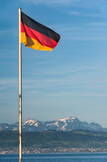 Langenargen 0390-2012, Deutsche Flagge und Säntiskette im Morge