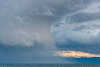 Hagnau 0777-2012, Regenwolke und Lichstreifen über den Alpen