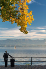 Lindau 1017-2012, Reisender im Herbst am Ufer