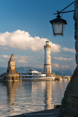 Lindau 1257-2013, Hafeneinfahrt und Laterne am Mangturm