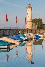 Lindau 1307-2013, Leuchtturm mit Wasserspiegelung