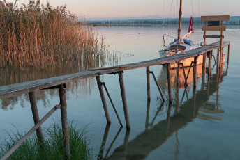 Hegne 1604-2012, Boot an Steg mit Spiegelung und Alpen