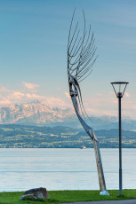 Friedrichshafen 1148-2015, Statue am Ufer beim GZH und Alpen