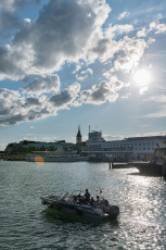 Friedrichshafen 1234-2015, Wolken über Silhouette des Fährehaf