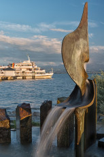 Immenstaad 1065-2015, Brunnen am Ufer und Schiffslände mit MS S