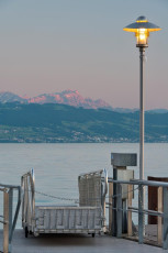 Kressbronn 0459-2015, Abend an der Anlegestelle, Laterne und Alp