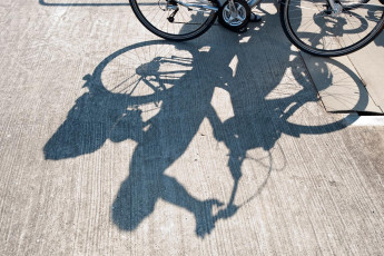 Immenstaad 0852-2010, Schatten eines Radfahrers