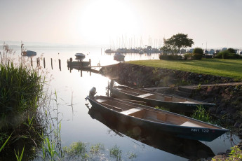 Iznang 088-2009, Ufer und Boote im Morgenlicht