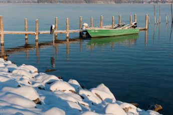 Iznang 0201-2010, Holzsteg mit Boot im Winter