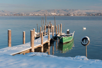 Iznang 0209-2010, Steg mit Boot und Radolfzell im Winter