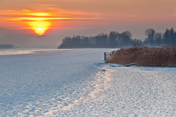 Iznang 0217-2012, Wintersonnenaufgang am vereisten Ufer