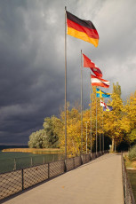 Mainau, Mainaubrücke unter Gewitterwolken HOCH