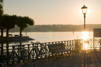 Konstanz 157-2008 B, Laterne an der Promenade im Sonnenaufgang