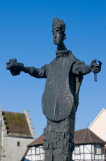 Markdorf 0560-2008 B, Nikolausfigur an der Stadtkirche