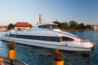 Konstanz 0285-2010, Katamaran an der Hafeneinfahrt im Morgenlich