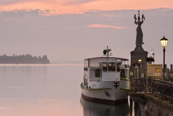 Konstanz 0680-2012, Hafeneinfahrt mit Imperia und Schiff in der