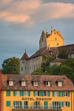 Meersburg 0896-2012, Morgenlicht auf Burg und Hotel Seehof