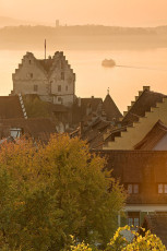 Meersburg 0987-2012, Burgzinnen und Fähre im Abendlicht