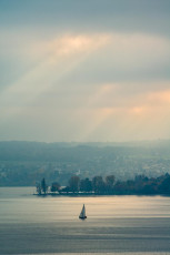 Meersburg 1020-2012, Segelboot und Lichtdurchbruch über dem See
