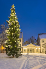 Meersburg 1438-2014, Verschneiter Schlossplatz mit Weihnachtsbau