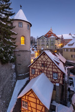 Meersburg 1469-2015, Verschneite Burg mit beleuchtetem Fenster u