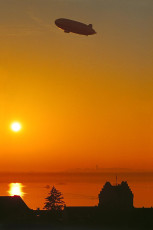 Meersburg, Zeppelin im Abendlicht
