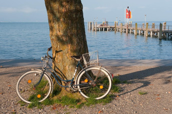 Kressbronn 0172-2009, Fahrrad am Ufer vor der Schiffslände