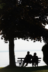 Nonnenhorn 0221-2013, Silhouette Ruhebank am Ufer