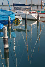 Nonnenhorn 0248-2013, Segelboote mit Spiegelungen im Hafen