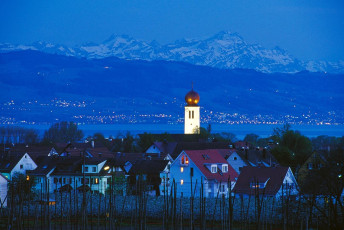 Kressbronn, Stadtkirche und Alpen bei Nacht