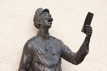 Langenargen 0110-2009, Bronzefigur Büttel in der Fußgängerzon