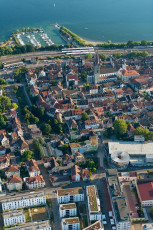 Radolfzell 0429-2015, Luftaufnahme Innenstadt mit Kirche und Haf