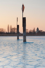 Reichenau 0435-2012, Seezeichen am Oberzeller Ufer im Eis