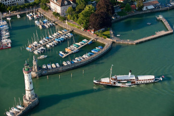 Lindau 205-2009, Luftaufnahme Dampfschiff Hohentwiel vor der Haf