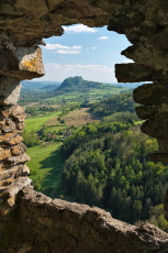 Singen 0063-2014, Durchblick von Ruine Hohenkrähen zum Hohentwi