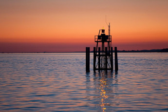 Lindau 634-2010, Leuchtturm bei Nacht vom Wasser