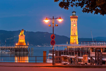 Lindau 0871-2011, Hafeneinfahrt und Laterne bei Nacht