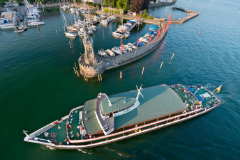 Lindau 1226-2013, Blick vom Leuchtturm auf Hafeneinfahrt mit Lö
