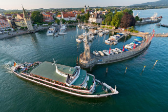 Lindau 1251-2013, Blick vom Leuchtturm auf Hafeneinfahrt mit Sch