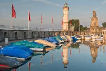 Lindau 1311-2013, Hafeneinfahrt mit Wasserspiegelung