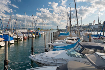 Friedrichshafen 1238-2015, Wolken über Segelbooten im Fährhafe