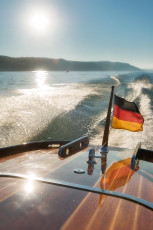 Wallhausen 0039-2012, Holzmotorboot in Fahrt vor dem Bodanrück