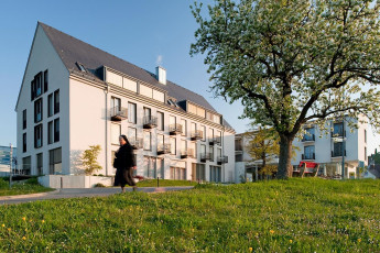 Hegne 0001-2009, Hotelgebäude mit Nonne