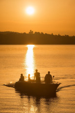 Wallhausen 0047-2012, Motorboot vor aufgehender Sonne