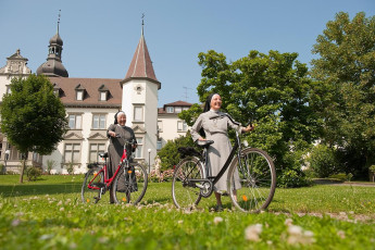 Hegne 0442-2009, Nonnen mit Fahrrädern vor der Klosteranlage