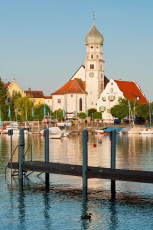Wasserburg 0228-2011, Blick über den Hafen zur Pfarrkirche Sank