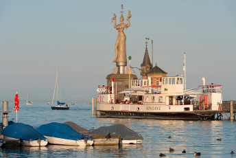 Konstanz 0977-2015, Hafeneinfahrt mit Imperia vom Gondelhafen au