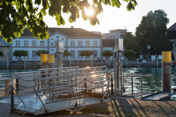 Konstanz 0994-2015, Gangway am Hafen im abendlichen Gegenlicht