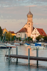 Wasserburg 0359-2012, Steg und erstes Morgenlicht auf der Kirche