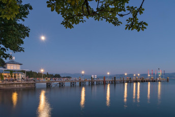 Kressbronn 0475-2015, Beleuchtete Schiffslände und Vollmond in